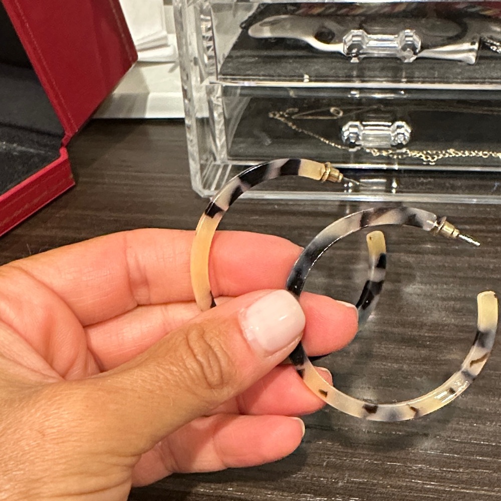 Elegant Tortoiseshell Hoop Earrings